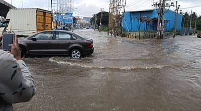 ಯಲಹಂಕ ಬಳಿಯ ಕೋಗಿಲು ಕ್ರಾಸ್‌ನಲ್ಲಿ ರಸ್ತೆಗಳು ಜಲಾವೃತಗೊಂಡಿವೆ – ಪ್ರಜಾವಾಣಿ ಚಿತ್ರ