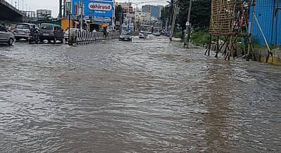 ಯಲಹಂಕ ಬಳಿಯ ಕೋಗಿಲು ಕ್ರಾಸ್‌ನಲ್ಲಿ ರಸ್ತೆಗಳು ಜಲಾವೃತಗೊಂಡಿವೆ – ಪ್ರಜಾವಾಣಿ ಚಿತ್ರ