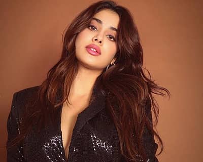 ಜಾಹ್ನವಿ ಕಪೂರ್‌ಗೆ ಸಾಮಾಜಿಕ ತಾಣಗಳಲ್ಲಿ ಅಪಾರ ಅಭಿಮಾನಿಗಳಿದ್ದು, ಪೋಸ್ಟ್‌ಗಳಿಗೆ ಹೆಚ್ಚಿನ ಸಂಖ್ಯೆಯ ಲೈಕ್ಸ್ ಮತ್ತು ಕಾಮೆಂಟ್ಸ್ ಪಡೆಯುತ್ತಾರೆ. ಚಿತ್ರಗಳು: ಜಾಹ್ನವಿ ಕಪೂರ್ ಇನ್ಸ್‌ಟಾಗ್ರಾಂ