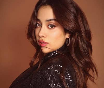 ಕಪ್ಪು ಬಣ್ಣದ ಪಾರ್ಟಿ ಉಡುಗೆಯನ್ನು ಧರಿಸಿರುವ ಜಾಹ್ನವಿ ಕಪೂರ್, ಹೊಸ ಫೋಟೊಗಳನ್ನು ಇನ್ಸ್‌ಟಾಗ್ರಾಂನಲ್ಲಿ ಪೋಸ್ಟ್ ಮಾಡಿದ್ದಾರೆ.