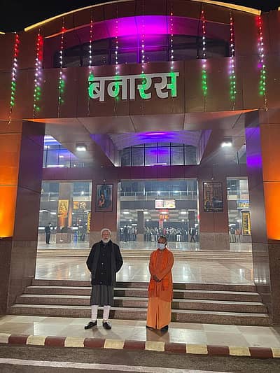 ಉತ್ತರ ಪ್ರದೇಶ ಮುಖ್ಯಮಂತ್ರಿ ಯೋಗಿ ಆದಿತ್ಯನಾಥ ಅವರು ಈ ಸಂದರ್ಭದಲ್ಲಿ ಪ್ರಧಾನಿ ಜತೆ ಉಪಸ್ಥಿತರಿದ್ದರು.
