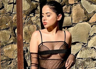 2016ರಲ್ಲಿ ಸೋನಿ ಟಿವಿಯಲ್ಲಿ ಕಾಮಿಡಿ-ಡ್ರಾಮಾ ಟೆಲಿವಿಷನ್‌ನಲ್ಲಿ ಮೊದಲ ಬಾರಿಗೆ ಕಾಣಿಸಿಕೊಂಡಿದ್ದರು.