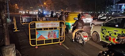  ನೈಟ್ ಕರ್ಫ್ಯೂ ಹಿನ್ನೆಲೆಯಲ್ಲಿ ಮಂಗಳವಾರ ರಾತ್ರಿ ಕಬ್ಬನ್ ಪಾರ್ಕ್ ಪೊಲೀಸರು ಚರ್ಚ್ ಸ್ಟ್ರೀಟ್ ರಸ್ತೆಯಲ್ಲಿ ಹೋಟೆಲ್ ಪಬ್ ಗಳನ್ನು ಮುಚ್ಚಿಸುತ್ತಿರುವ ದೃಶ್ಯ ಕಂಡುಬಂತು.