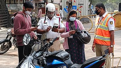 ಕೆ.ಎಚ್.‌ ರಸ್ತೆಯಲ್ಲಿ ವಾಹನ ಚಾಲಕರ ದಾಖಲೆ ಪರಿಶೀಲಿಸುತ್ತಿರುವ ಪೊಲೀಸರು
