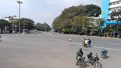 ಟೌನ್‌ ಹಾಲ್‌ ಎದುರಿನ ರಸ್ತೆ
