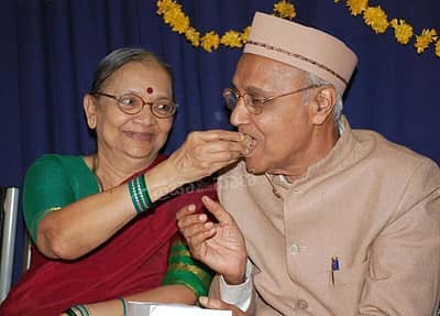 ಪತ್ನಿ ಜತೆ ಡಾ. ಚೆನ್ನವೀರ ಕಣವಿ - ಪ್ರಜಾವಾಣಿ ಸಂಗ್ರಹ ಚಿತ್ರ