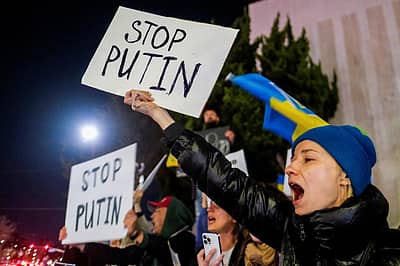 ಉಕ್ರೇನ್‌ ಮೇಲೆ ರಷ್ಯಾ ನಡೆಸುತ್ತಿರುವ ದಾಳಿಯನ್ನು ನಿಲ್ಲಿಸುವಂತೆ ಆಗ್ರಹಿಸಿ ಲಾಸ್‌ ಏಂಜಲೀಸ್‌ ಪ್ರತಿಭಟನೆ ನಡೆಸಲಾಯಿತು.