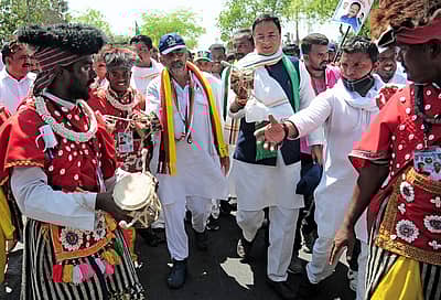 ಭಾನುವಾರ ಆರಂಭವಾದ ಮೇಕೆದಾಟು ಎರಡನೇ ಹಂತದ ಪಾದಯಾತ್ರೆಯಲ್ಲಿ ರಾಜ್ಯ ಕಾಂಗ್ರೆಸ್ ಉಸ್ತುವಾರಿ ರಣದೀಪಸಿಂಗ್ ಸುರ್ಜೇವಾಲ ಹಾಗೂ ಕೆಪಿಸಿಸಿ ಅಧ್ಯಕ್ಷ ಡಿ.ಕೆ. ಶಿವಕುಮಾರ್ ಜನಪದ ಕಲಾತಂಡಗಳೊಂದಿಗೆ ಹೆಜ್ಜೆ ಹಾಕಿದ ಕ್ಷಣ –ಪ್ರಜಾವಾಣಿ ಚಿತ್ರ