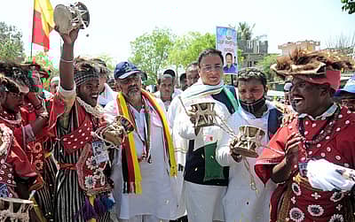 ರಾಜ್ಯ ಕಾಂಗ್ರೆಸ್ ಉಸ್ತುವಾರಿ ರಣದೀಪಸಿಂಗ್ ಸುರ್ಜೇವಾಲ ಹಾಗೂ ಕೆಪಿಸಿಸಿ ಅಧ್ಯಕ್ಷ ಡಿ.ಕೆ. ಶಿವಕುಮಾರ್ ಜನಪದ ಕಲಾತಂಡಗಳೊಂದಿಗೆ ಹೆಜ್ಜೆ ಹಾಕಿದ ಕ್ಷಣ –ಪ್ರಜಾವಾಣಿ ಚಿತ್ರ