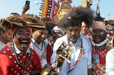 ಭಾನುವಾರ ಆರಂಭವಾದ ಮೇಕೆದಾಟು ಎರಡನೇ ಹಂತದ ಪಾದಯಾತ್ರೆಯಲ್ಲಿ ಕೆಪಿಸಿಸಿ ಅಧ್ಯಕ್ಷ ಡಿ.ಕೆ. ಶಿವಕುಮಾರ್ ಜನಪದ ಕಲಾತಂಡಗಳೊಂದಿಗೆ ಹೆಜ್ಜೆ ಹಾಕಿದ ಕ್ಷಣ –ಪ್ರಜಾವಾಣಿ ಚಿತ್ರ