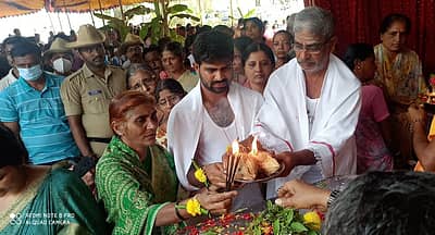 ನವೀನ್ ತಂದೆ–ತಾಯಿ ಹಾಗೂ ಸಹೋದರನಿಂದ ಅಂತಿಮ ನಮನ