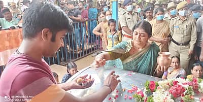 ಸಂಬಂಧಿಕರಿಂದ ಅಂತಿಮ ದರ್ಶನ