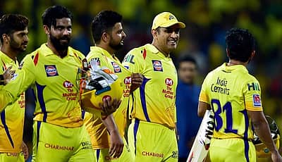 ರವೀಂದ್ರ ಜಡೇಜ ಅವರಿಗೆ ನಾಯಕತ್ವ ಹಸ್ತಾಂತರಿಸಿದ ಧೋನಿ