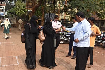 ಬೆಳಗಾವಿಯ ಸರ್ದಾರ್ ಪ್ರೌಢಶಾಲೆಯಲ್ಲಿ ಆರಂಭವಾದ ಎಸ್ಸೆಸ್ಸೆಲ್ಸಿ ಪರೀಕ್ಷೆಗೆ ಹಾಜರಾಗಲು ಬಂದ ವಿದ್ಯಾರ್ಥಿನಿಯರಿಗೆ ಗುಲಾಬಿ ಹೂ ನೀಡಿ‌‌ ಶುಭ ಹಾರೈಸಿದ ಬಿಜೆಪಿ ಶಾಸಕ ಅನಿಲ ಬೆನಕೆ