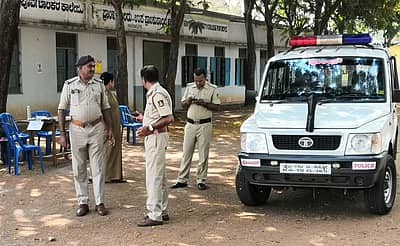 ಚಾಮರಾಜನಗರದ ಪರೀಕ್ಷಾ ಕೇಂದ್ರವೊಂದರ ಬಳಿ ಪೊಲೀಸರು