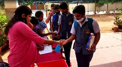ಮೈಸೂರಿನಲ್ಲಿ ಪರೀಕ್ಷೆಗೆ ಹಾಜರಾಗುವ ವಿದ್ಯಾರ್ಥಿಗಳಿಗೆ ಸ್ಯಾನಿಟೈಸರ್‌ ಮತ್ತು ಥರ್ಮಲ್ ಸ್ಕ್ರೀನಿಂಗ್