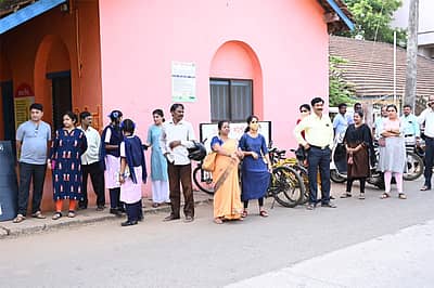 ಕಾರವಾರದ ಸರ್ಕಾರಿ ಪ್ರೌಢಶಾಲೆಯ ಪರೀಕ್ಷಾ ಕೇಂದ್ರಕ್ಕೆ ಮಕ್ಕಳನ್ನು ಕರೆತಂದ ಪಾಲಕರು