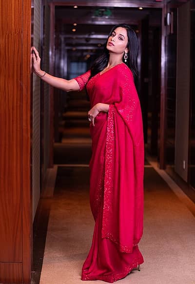 ಇದೀಗ ಕೆಜಿಎಫ್ 1 ಹಾಗೂ 2 ನ್ನು ಮುಗಿಸಿರುವ ಶ್ರೀನಿಧಿ ಶೆಟ್ಟಿ ತಮಿಳಿನಲ್ಲಿ ಸೂರ್ಯ ಜೊತೆ ಒಂದು ಚಿತ್ರವನ್ನು ಒಪ್ಪಿಕೊಂಡಿದ್ದಾರೆ. ಅಲ್ಲದೇ ಅನೇಕ ಅವಕಾಶಗಳು ಅವರನ್ನು ಅರಸಿ ಬರುತ್ತಿವೆ. ಆದರೆ, ಶ್ರೀನಿಧಿ ಮಾತ್ರ ಅವಕಾಶಗಳನ್ನು ಅಳೆದು ತೂಗಿ ಆರಿಸಿಕೊಳ್ಳುತ್ತಿದ್ದಾರೆ.
