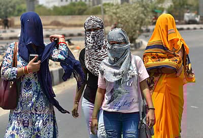 ಬಿಸಿಲಿನ ಬೇಗೆಯಿಂದ ತಲ್ಲಣಿಸಿರುವ ಮಹಿಳೆಯರು ತಲೆ ಮೇಲೆ ಬಟ್ಟೆ ಹೊದ್ದುಕೊಂಡಿರುವುದು -ಪಿಟಿಐ ಚಿತ್ರ