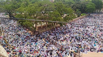 ಹುಬ್ಬಳ್ಳಿಯ ಈದ್ಗಾ ಮೈದಾನದಲ್ಲಿ ಮಂಗಳವಾರ ರಂಜಾನ್ ಅಂಗವಾಗಿ ಮುಸ್ಲಿಮರು ಸಾಮೂಹಿಕ‌ ಪ್ರಾರ್ಥನೆ ಸಲ್ಲಿಸಿದರು.