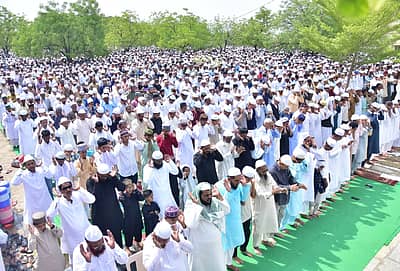 ಕಲಬುರಗಿ ಈದ್ಗಾ ಮೈದಾನದಲ್ಲಿ ಮಂಗಳವಾರ ಮುಸ್ಲಿಮರು ಸಾಮೂಹಿಕ ಪ್ರಾರ್ಥನೆ ಸಲ್ಲಿಸಿದರು