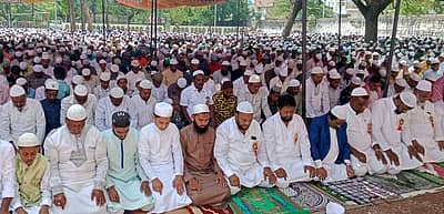 ಮಂಡ್ಯದ ಈದ್ಗಾ ಮೈದಾನದಲ್ಲಿ ಮಂಗಳವಾರ ಮುಸ್ಲಿಮರು ಈದ್ ಉಲ್‌ ಫಿತ್ರ್ ಅಂಗವಾಗಿ ಸಾಮೂಹಿಕ ಪ್ರಾರ್ಥನೆ ಸಲ್ಲಿಸಿದರು.
