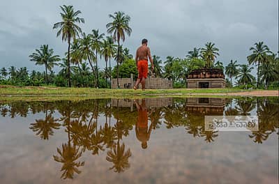ದೇವಸ್ಥಾನದೆಡೆಗೆ ಹೋಗುತ್ತಿರುವ ಪುರೋಹಿತರು