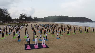 ಕೇಂದ್ರ ರಕ್ಷಣಾ ಸಚಿವ ರಾಜನಾಥ ಸಿಂಗ್ ಅವರು ಶುಕ್ರವಾರ ಬೆಳಿಗ್ಗೆ ಕಾರವಾರದ ನೌಕಾನೆಲೆಯ ಕಡಲತೀರದಲ್ಲಿ ಯೋಗಾಸನ ಮಾಡಿದರು. ನೌಕಾಪಡೆಯ ಹಿರಿಯ ಅಧಿಕಾರಿಗಳು, ಸಿಬ್ಬಂದಿ ಇದ್ದರು.