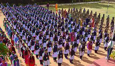 ಸಮವಸ್ತ್ರದಲ್ಲಿ ಆಗಮಿಸಿದ ವಿದ್ಯಾರ್ಥಿನಿಯರು. (ಪ್ರಜಾವಾಣಿ ಚಿತ್ರ/ಅನೂಪ್ ರಾಘ. ಟಿ.)
