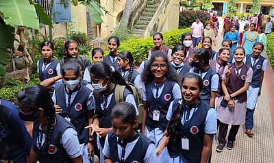 ಪಿಯು ತರಗತಿಗಳು ಪ್ರಾರಂಭ: ಪಿದ್ಯಾರ್ಥಿನಿಯರ ಸಂಭ್ರಮ