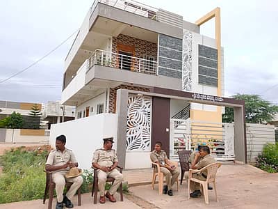 ಗಂಗಾವತಿ ತಾಲ್ಲೂಕಿನ ವಡ್ಡರಹಟ್ಟಿ ಗ್ರಾಮದಲ್ಲಿ ನೆಲೆಸಿರುವ ಗುಪ್ತಚರ ಇಲಾಖೆ ಅಧಿಕಾರಿ ಉದಯರವಿ ಅವರ ಮನೆ