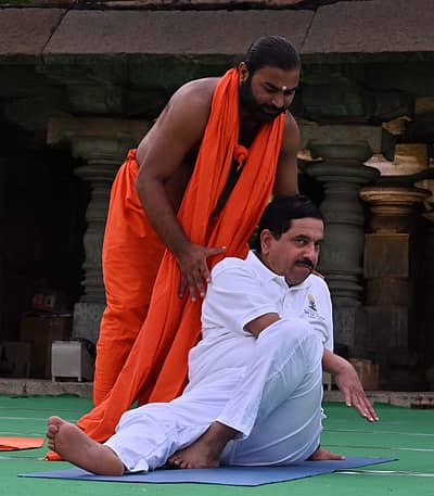 ಹಂಪಿಯಲ್ಲಿ ನಡೆದ ಯೋಗ ದಿನಾಚರಣೆಯ ಕ್ಯಾಮೆರಾ ಚಿತ್ರಗಳು– ಚಿತ್ರಗಳು–ರಾಚಯ್ಯ ಎಸ್‌. ಸ್ಥಾವರಿಮಠ
