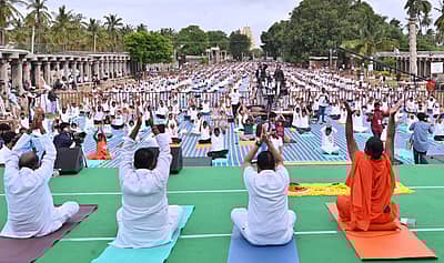 ಹಂಪಿಯಲ್ಲಿ ನಡೆದ ಯೋಗ ದಿನಾಚರಣೆಯ ಕ್ಯಾಮೆರಾ ಚಿತ್ರಗಳು– ಚಿತ್ರಗಳು–ರಾಚಯ್ಯ ಎಸ್‌. ಸ್ಥಾವರಿಮಠ