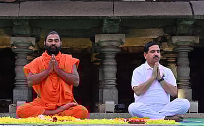 ಹಂಪಿಯಲ್ಲಿ ನಡೆದ ಯೋಗ ದಿನಾಚರಣೆಯ ಕ್ಯಾಮೆರಾ ಚಿತ್ರಗಳು– ಚಿತ್ರಗಳು–ರಾಚಯ್ಯ ಎಸ್‌. ಸ್ಥಾವರಿಮಠ