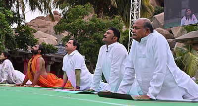ಹಂಪಿಯಲ್ಲಿ ನಡೆದ ಯೋಗ ದಿನಾಚರಣೆಯ ಕ್ಯಾಮೆರಾ ಚಿತ್ರಗಳು– ಚಿತ್ರಗಳು–ರಾಚಯ್ಯ ಎಸ್‌. ಸ್ಥಾವರಿಮಠ