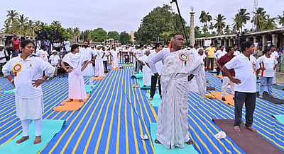 ಹಂಪಿಯಲ್ಲಿ ನಡೆದ ಯೋಗ ದಿನಾಚರಣೆಯ ಕ್ಯಾಮೆರಾ ಚಿತ್ರಗಳು– ಚಿತ್ರಗಳು–ರಾಚಯ್ಯ ಎಸ್‌. ಸ್ಥಾವರಿಮಠ