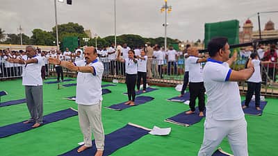 ಮೈಸೂರಲ್ಲಿ ಸಿಎಂ ಬೊಮ್ಮಾಯಿ ಯೋಗ ಮಾಡಿದರು