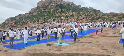 ಕೊಪ್ಪಳದ ಅಂಜನಾದ್ರಿ ಬೆಟ್ಟದಲ್ಲಿ ಯೋಗ ಮಾಡಿದ ಜನ