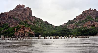 ವಿಜಯನಗರ ಕಾಲದ ಕಾಲು ಸೇತುವೆ ಬುಧವಾರ ಮುಳುಗಡೆಯಾಗಿದೆ - ಪ್ರಜಾವಾಣಿ ಚಿತ್ರ / ರಾಚಯ್ಯ ಎಸ್. ಸ್ಥಾವರಿಮಠ