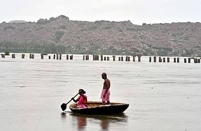 ಹಂಪಿಯಲ್ಲಿ ತುಂಗಭದ್ರಾ ನದಿ ತುಂಬಿ ಹರಿಯುತ್ತಿರುವುದು – ಪ್ರಜಾವಾಣಿ ಚಿತ್ರ / ರಾಚಯ್ಯ ಎಸ್. ಸ್ಥಾವರಿಮಠ