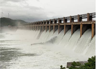 ತುಂಗಭದ್ರಾ ಜಲಾಶಯದಿಂದ ಬುಧವಾರ ನದಿಗೆ ಒಂದು ಲಕ್ಷ ಕ್ಯುಸೆಕ್‌ಗೂ ಅಧಿಕ ನೀರು ಹರಿಸಲಾಗುತ್ತಿದೆ – ಪ್ರಜಾವಾಣಿ ಚಿತ್ರ / ಶಶಿಕಾಂತ ಎಸ್. ಶೆಂಬೆಳ್ಳಿ