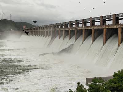 ಜಲಾಶಯದಿಂದ ನದಿಗೆ ನೀರು ಹರಿಯುತ್ತಿರುವುದು– ಪ್ರಜಾವಾಣಿ ಚಿತ್ರ / ಶಶಿಕಾಂತ ಎಸ್. ಶೆಂಬೆಳ್ಳಿ