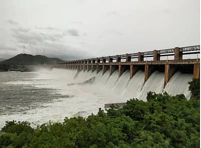 ಜಲಾಶಯದಿಂದ ನದಿಗೆ ನೀರು ಹರಿಯುತ್ತಿರುವುದು– ಪ್ರಜಾವಾಣಿ ಚಿತ್ರ / ಶಶಿಕಾಂತ ಎಸ್. ಶೆಂಬೆಳ್ಳಿ