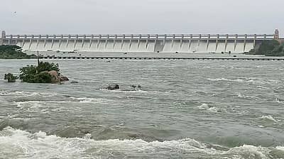 ಜಲಾಶಯದಿಂದ ನದಿಗೆ ನೀರು ಹರಿಯುತ್ತಿರುವುದು– ಪ್ರಜಾವಾಣಿ ಚಿತ್ರ / ಶಶಿಕಾಂತ ಎಸ್. ಶೆಂಬೆಳ್ಳಿ