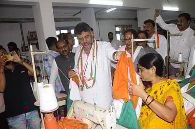 ಬೆಂಗೇರಿಯ ಖಾದಿ ಗ್ರಾಮೋದ್ಯೋಗ ಕೇಂದ್ರಕ್ಕೆ ಡಿ.ಕೆ. ಶಿವಕುಮಾರ್ ಭೇಟಿ