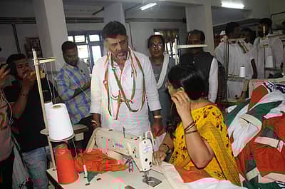 ಬೆಂಗೇರಿಯ ಖಾದಿ ಗ್ರಾಮೋದ್ಯೋಗ ಕೇಂದ್ರಕ್ಕೆ ಡಿ.ಕೆ. ಶಿವಕುಮಾರ್ ಭೇಟಿ