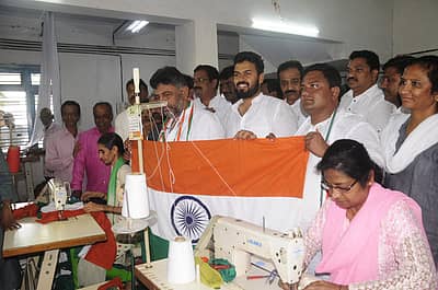 ಬೆಂಗೇರಿಯ ಖಾದಿ ಗ್ರಾಮೋದ್ಯೋಗ ಕೇಂದ್ರಕ್ಕೆ ಡಿ.ಕೆ. ಶಿವಕುಮಾರ್ ಭೇಟಿ