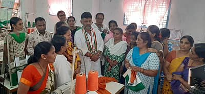 ಬೆಂಗೇರಿಯ ಖಾದಿ ಗ್ರಾಮೋದ್ಯೋಗ ಕೇಂದ್ರಕ್ಕೆ ಡಿ.ಕೆ. ಶಿವಕುಮಾರ್ ಭೇಟಿ