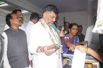 ಬೆಂಗೇರಿಯ ಖಾದಿ ಗ್ರಾಮೋದ್ಯೋಗ ಕೇಂದ್ರಕ್ಕೆ ಡಿ.ಕೆ. ಶಿವಕುಮಾರ್ ಭೇಟಿ