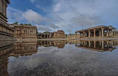 ವಿಜಯ ವಿಠಲ ದೇವಸ್ಥಾನದ ಪ್ರಾಂಗಣ